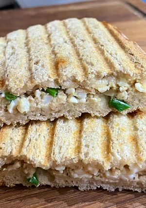 Сендвіч з тунцем, яйцем та грецьким йогуртом