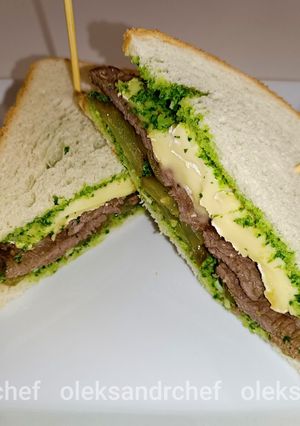 Сендвіч з телятиною та песто