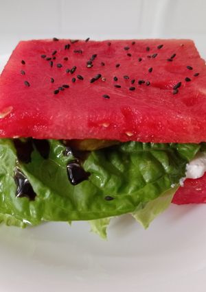 Сендвіч з кавуна, фети та маринованого огірка
