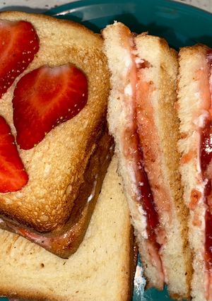 Сендвіч з вершковим сиром і полуничним мармеладом