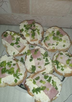 Сирні бутерброди зі шматочками сала та зелені