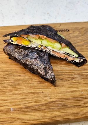 Швидкий "бутерброд" з червоною рибою в листі норі