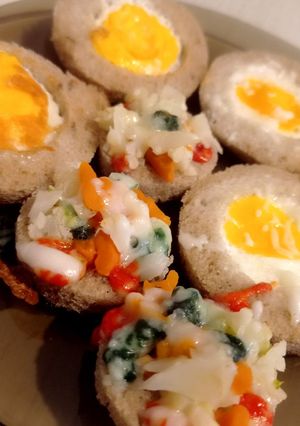 Смажені бутерброди з яйцем і канапки з овочами та сиром