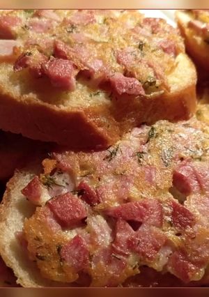 Смажені бутерброди з яйцем, ковбаскою, сиром і зеленню