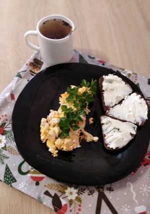 Яєчний скрамбл і бутерброди з м'яким сиром на сніданок