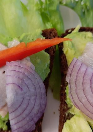 Смачний бутерброд з авокадо та оселедцем