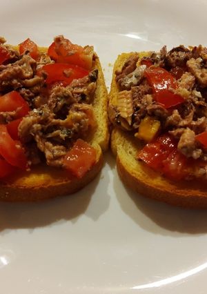 Тост - брускетта с сайрой и томатом