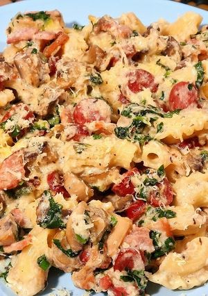 Вершкова паста з ковбасками і шпинатом для справжніх гурманів