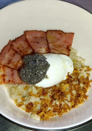 Вівсяна каша з яйцем пашот, беконом та чіа