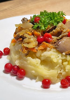 Куряча печінка на подушці з картопляного пюре