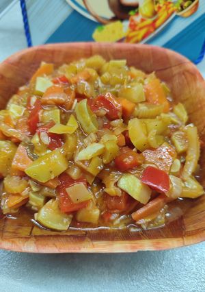 Кабачковая домашняя икра с добавлением сельдерея и томатной пасты