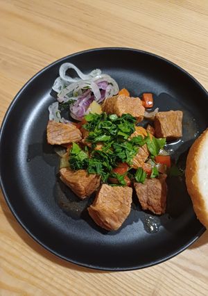 Душенина з яловичини з томат-пастою та перцем