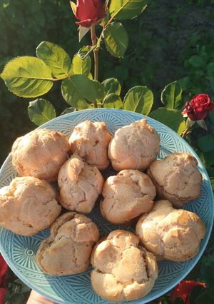 Еклери з кремом зі згущенкою, сметаною та арахісовою пастою