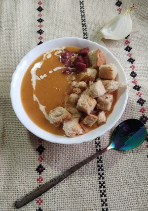 Крем-суп з червоною сочевицею, вершками та салямі