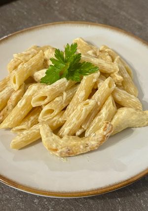 Макарони пенне з куркою, вершками та сиром