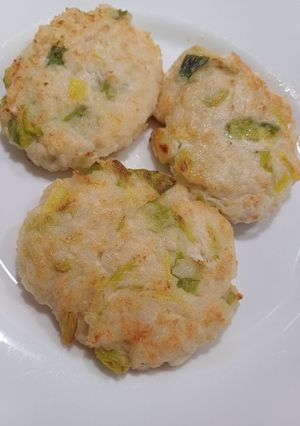 Ніжні котлетки з курятиною, рисом та пореєм