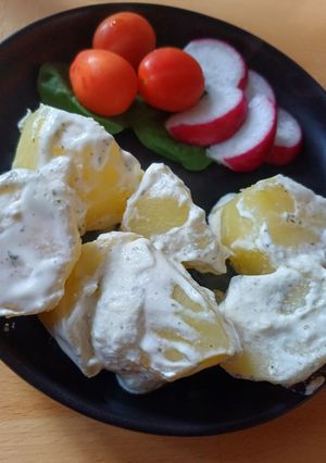 Молода картопля на гарнір, варена з молодим часником