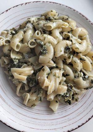 Макарони під сирно шпинатним соусом