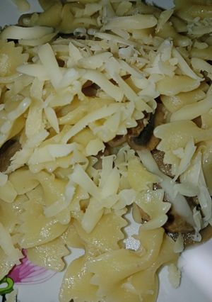 Макарони з печерицями та сиром