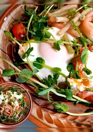 Овочеві макарони з яєчнею з помідорами і паростками гороху