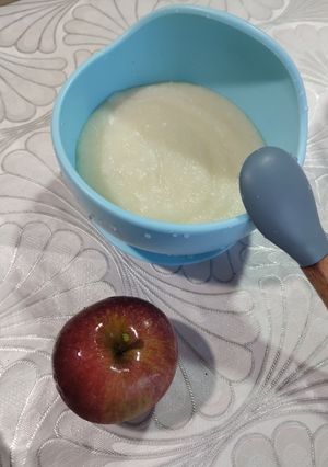 Манна каша з яблуком і йогуртом для малюка