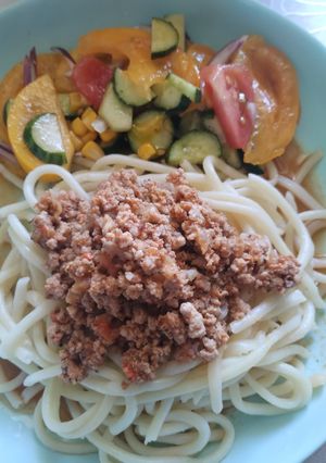 Паста Болоньєзе зі стиглими помідорами і спагетті твердих сортів