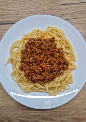 Паста Болоньєзе з простих інгредієнтів