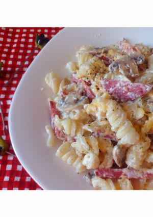 Макарони фузіллі з салямі і грибами