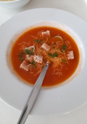 Помідорово-томатний суп пюре з тостовими грінками і сиром