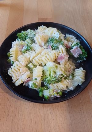 Паста з броколі, горошком та беконом