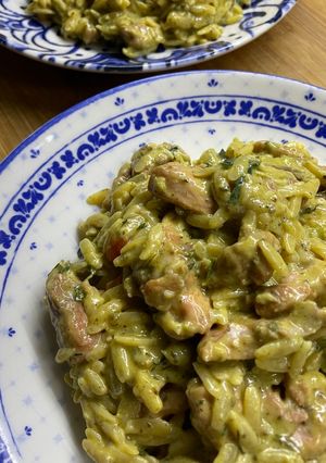 Паста орзо з песто та курятиною