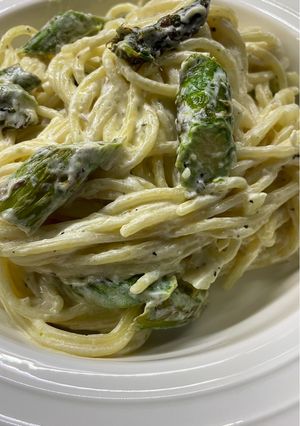 Паста альфредо з спаржею