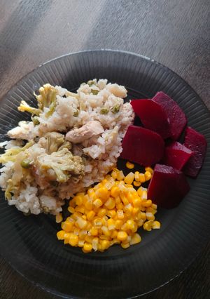 Рис з овочами і курячим філе (за бажанням кукурудза, буряк)