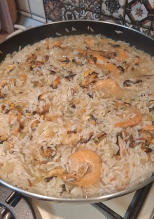 Рис з мідіями, креветками та білим вином))