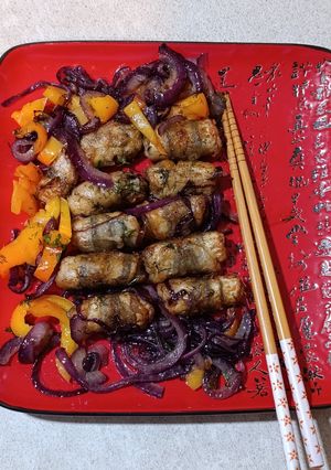 Рулетики з мойви з гарніром із смаженої цибулі та болгарського перчику