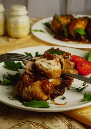 Рулети з перепелів в італійському стилі з цибулевим гарніром