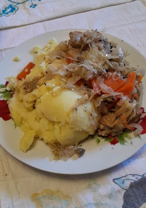 Тушковані реберця з капустою і картопляним пюре