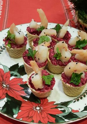 Тарталетки з буряковим пюре та креветками