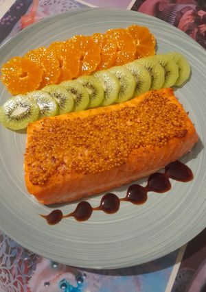 Філе лосося з фруктовим гарніром та соусом унагі