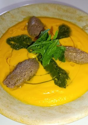 Гарбузово-ананасовий крем-суп з потрошками