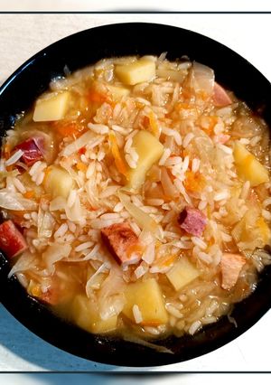 Капусняк зі свіжої капусти з рисом, копченостями і соусом солодкий Чилі