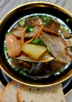 Грибний суп з сушених грибів та квасолею в томаті