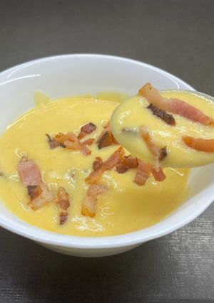 Картопляний крем-суп з сиром і беконом