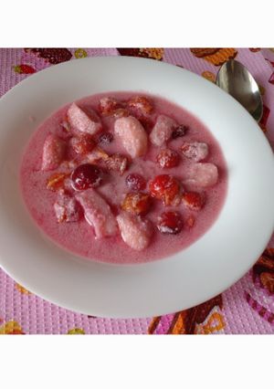 Молочний суп з ягодами і манними кнедлями