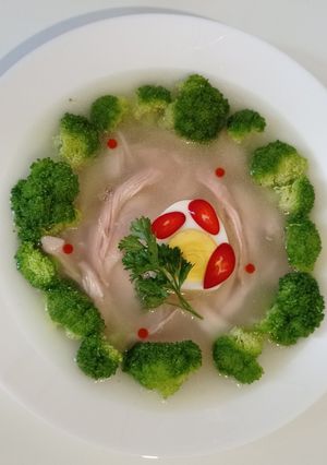 Курячий суп з броколі та яйцем