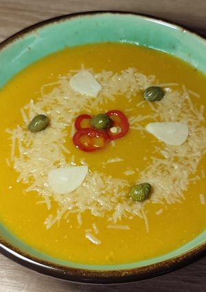 Крем-суп з сочевиці з помідорами та вершками