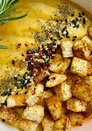 Низькокалорійний сирний крем-суп з кабачками + рецепт сухариків