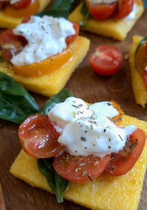 Полента з запеченими помідорами та страчателою