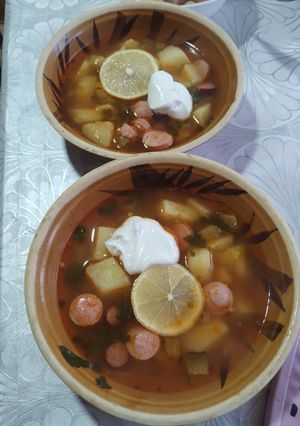 Солянка м'ясна з квашеними огірками і лимоном