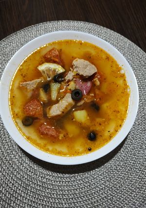 Солянка зі свинини або яловичини з м'ясом, ковбасками та бочком